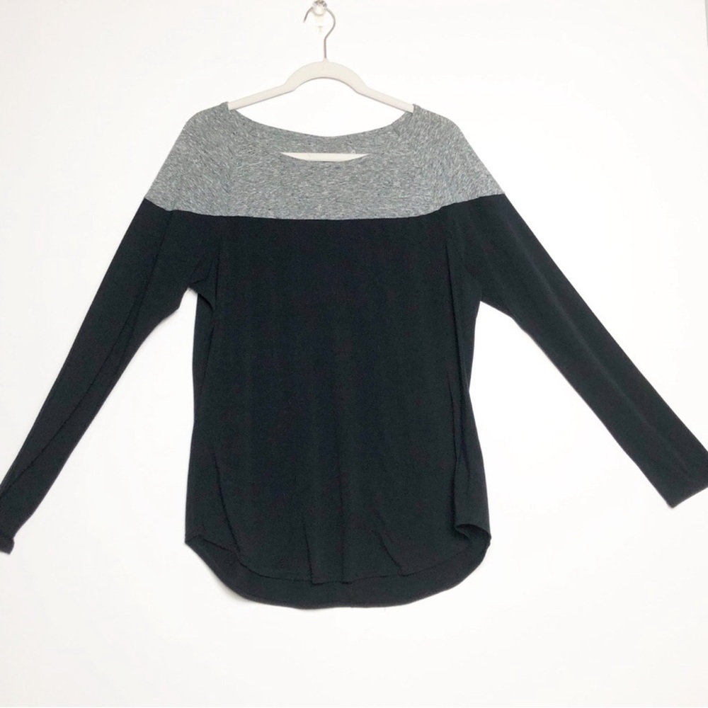 Athleta Colorblock Shanti Raglan top, Black/gray